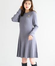画像をギャラリービューアに読み込む, ブローチ付きAラインニットワンピース/MM447402