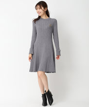 画像をギャラリービューアに読み込む, ブローチ付きAラインニットワンピース/MM447402