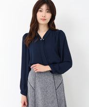 画像をギャラリービューアに読み込む, パールバー付きタイブラウス/MM518101 (ネイビー)