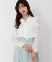 画像をギャラリービューアに読み込む, パールバー付きタイブラウス/MM518101 (ホワイト)