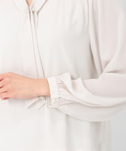 画像をギャラリービューアに読み込む, パールバー付きタイブラウス/MM518101