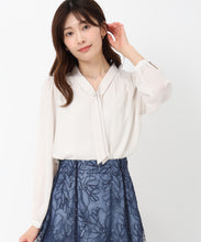 画像をギャラリービューアに読み込む, パールバー付きタイブラウス/MM518101
