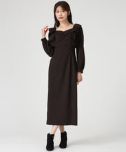 画像をギャラリービューアに読み込む, ショルダーフリルIラインワンピース/MM547408 (ブラウン)