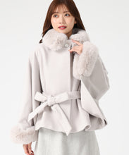 画像をギャラリービューアに読み込む, ブローチ付きポンチョコート/MM548603 (グレージュ)