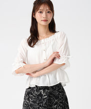 画像をギャラリービューアに読み込む, スクエアネックフリルペプラムブラウス/MM618108 (ホワイト)