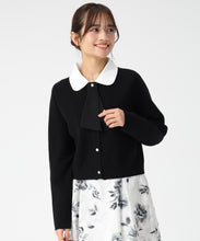 画像をギャラリービューアに読み込む, 【WEB限定予約アイテム/11月上旬入荷予定】3way衿×タイ付きビジュ釦カーディガン/MM558403