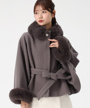 画像をギャラリービューアに読み込む, 【予約品 11月末入荷予定】ブローチ付きポンチョコート/MM548603