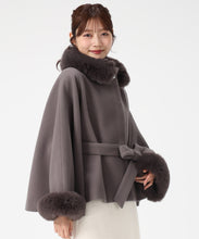 画像をギャラリービューアに読み込む, 【再入荷】【グレージュのみ12月下旬予約】ブローチ付きポンチョコート/MM548603