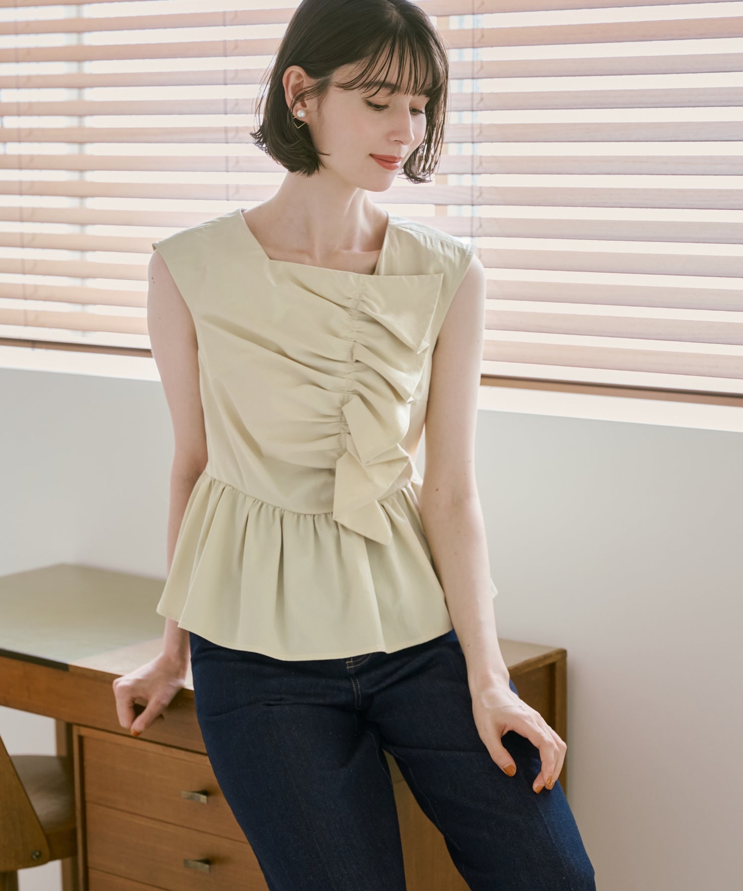予約販売/7月下旬入荷予定】変形フリルフレンチスリーブブラウス
