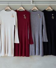 画像をギャラリービューアに読み込む, ブローチ付き成型リブニットワンピース/MM347401