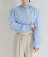 画像をギャラリービューアに読み込む, 【一部店舗限定】フリルスタンドカラーブラウス/MM658110