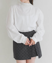 画像をギャラリービューアに読み込む, 【一部店舗限定】フリルスタンドカラーブラウス/MM658110