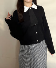 画像をギャラリービューアに読み込む, 【WEB限定予約アイテム/11月上旬入荷予定】3way衿×タイ付きビジュ釦カーディガン/MM558403