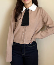 画像をギャラリービューアに読み込む, 【WEB限定予約アイテム/11月上旬入荷予定】3way衿×タイ付きビジュ釦カーディガン/MM558403