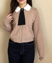 画像をギャラリービューアに読み込む, 【WEB限定予約アイテム/11月上旬入荷予定】3way衿×タイ付きビジュ釦カーディガン/MM558403