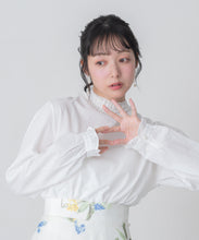画像をギャラリービューアに読み込む, 【一部店舗限定】フリルスタンドカラーブラウス/MM658110