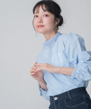 画像をギャラリービューアに読み込む, 【一部店舗限定】フリルスタンドカラーブラウス/MM658110