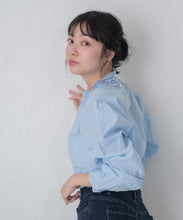 画像をギャラリービューアに読み込む, 【一部店舗限定】フリルスタンドカラーブラウス/MM658110