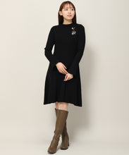 画像をギャラリービューアに読み込む, ブローチ付き成型リブニットワンピース/MM347401