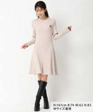 画像をギャラリービューアに読み込む, ブローチ付きAラインニットワンピース/MM447402