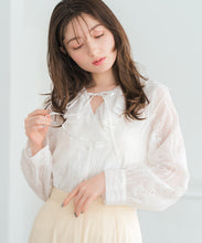 画像をギャラリービューアに読み込む, フラワー刺繍フリルカラーブラウス/MM618107