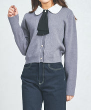 画像をギャラリービューアに読み込む, 【WEB限定予約アイテム/11月上旬入荷予定】3way衿×タイ付きビジュ釦カーディガン/MM558403