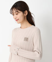 画像をギャラリービューアに読み込む, ブローチ付きAラインニットワンピース/MM447402
