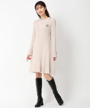 画像をギャラリービューアに読み込む, ブローチ付きAラインニットワンピース/MM447402
