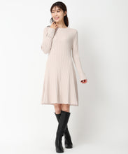 画像をギャラリービューアに読み込む, ブローチ付きAラインニットワンピース/MM447402
