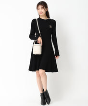 画像をギャラリービューアに読み込む, ブローチ付きAラインニットワンピース/MM447402
