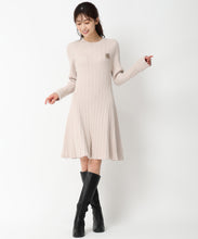 画像をギャラリービューアに読み込む, ブローチ付きAラインニットワンピース/MM447402 (ベージュ)
