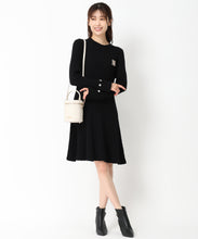画像をギャラリービューアに読み込む, ブローチ付きAラインニットワンピース/MM447402 (ブラック)
