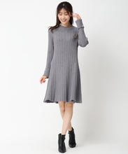 画像をギャラリービューアに読み込む, ブローチ付きAラインニットワンピース/MM447402 (グレー)
