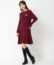 画像をギャラリービューアに読み込む, ブローチ付きAラインニットワンピース/MM447402 (ワイン)
