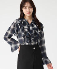画像をギャラリービューアに読み込む, 【一部店舗限定アイテム】フリルチェックブラウス/TT558103 (ネイビー)
