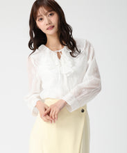 画像をギャラリービューアに読み込む, フラワー刺繍フリルカラーブラウス/MM618107 (ホワイト)
