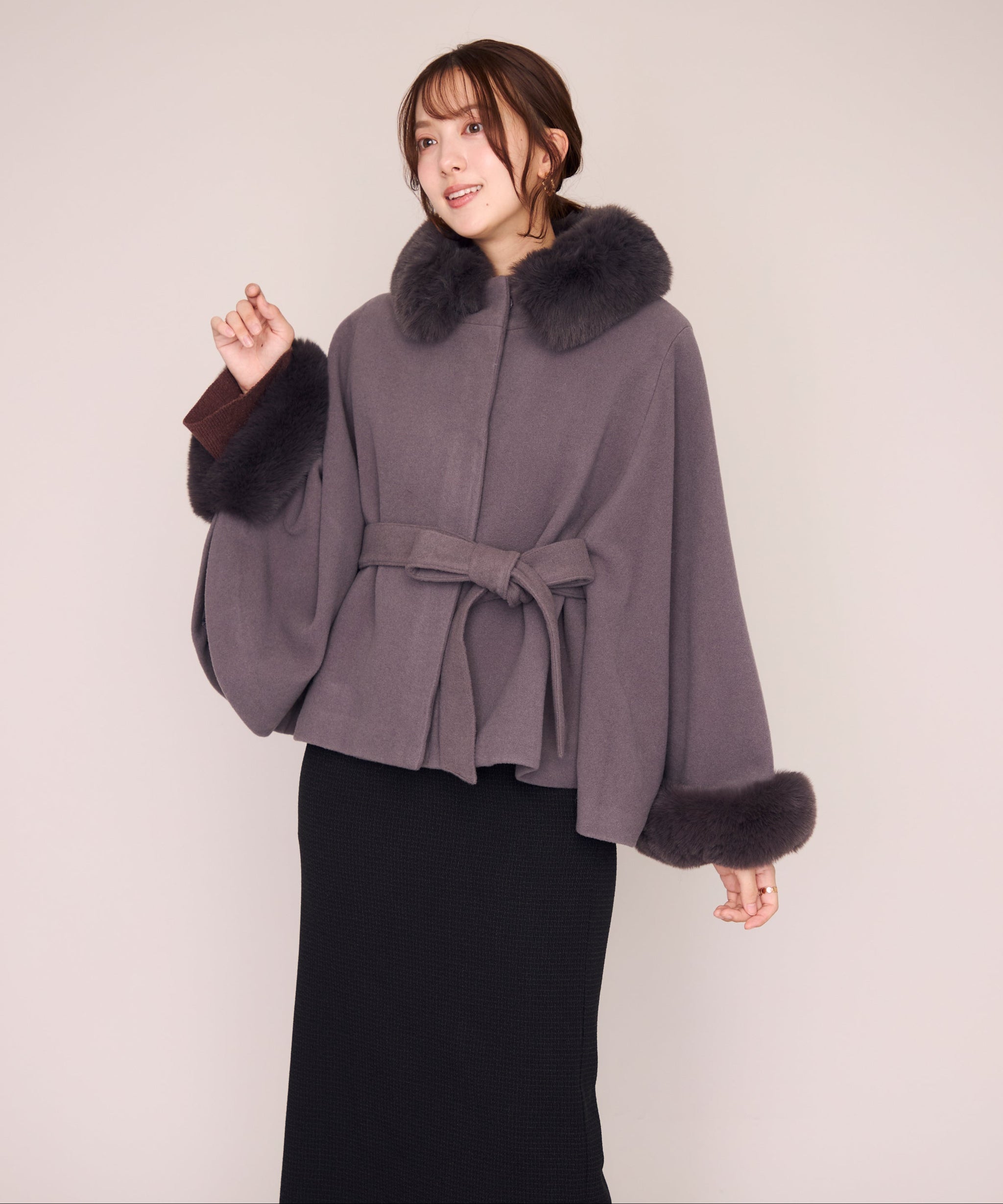 先行予約/10月下旬入荷予定】ファー襟ポンチョコート/MM648605 – MISCH