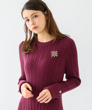 画像をギャラリービューアに読み込む, ブローチ付きAラインニットワンピース/MM447402
