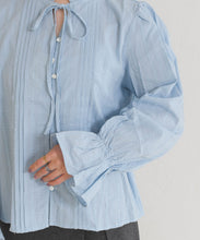 画像をギャラリービューアに読み込む, 【一部店舗限定】フリルカラー前リボンブラウス/MM658108
