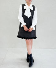 画像をギャラリービューアに読み込む, 【一部店舗限定】裾レースVネックミニジャンパースカート/MM657402
