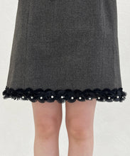 画像をギャラリービューアに読み込む, 【一部店舗限定】裾レースVネックミニジャンパースカート/MM657402
