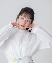画像をギャラリービューアに読み込む, 【一部店舗限定】フリルスタンドカラーブラウス/MM658110
