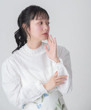 画像をギャラリービューアに読み込む, 【一部店舗限定】フリルスタンドカラーブラウス/MM658110
