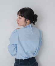 画像をギャラリービューアに読み込む, 【一部店舗限定】フリルスタンドカラーブラウス/MM658110
