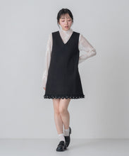 画像をギャラリービューアに読み込む, 【一部店舗限定】裾レースVネックミニジャンパースカート/MM657402
