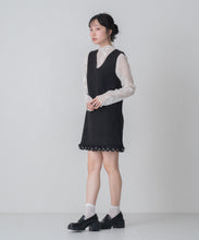 画像をギャラリービューアに読み込む, 【一部店舗限定】裾レースVネックミニジャンパースカート/MM657402
