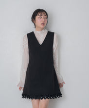 画像をギャラリービューアに読み込む, 【一部店舗限定】裾レースVネックミニジャンパースカート/MM657402
