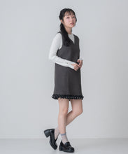画像をギャラリービューアに読み込む, 【一部店舗限定】裾レースVネックミニジャンパースカート/MM657402
