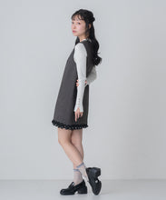 画像をギャラリービューアに読み込む, 【一部店舗限定】裾レースVネックミニジャンパースカート/MM657402
