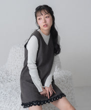 画像をギャラリービューアに読み込む, 【一部店舗限定】裾レースVネックミニジャンパースカート/MM657402
